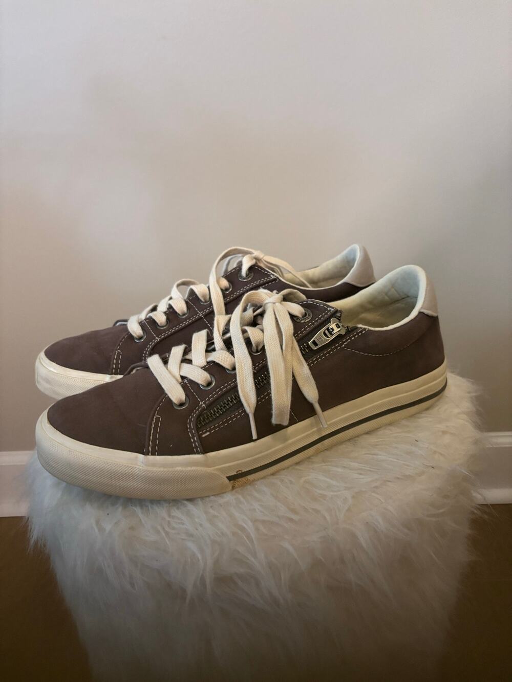 Taos Z Soul Sneakers in size 9.5 Graphite/Light Grey Distressed canvas